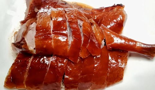 一家人围坐吃烧鹅