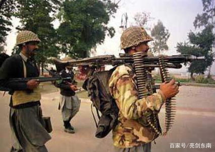 印巴边境实控线附近士兵巡逻画面