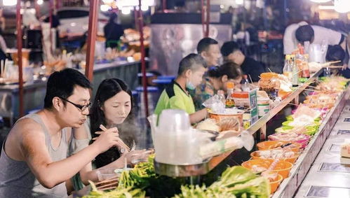 夜市摊贩在寒冷天气中坚持出摊