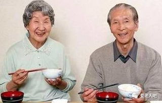 老人照顾孙辈做饭的场景