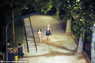 母女俩在公园里牵手散步