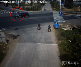 女子闯红灯被撞全责，网友热议：安全意识比车速更重要