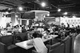 一群年轻人在咖啡馆讨论项目方案