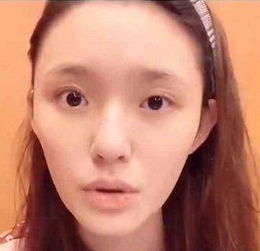 小盼素颜面对镜头微笑