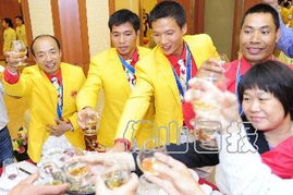 同事们举杯庆祝合影