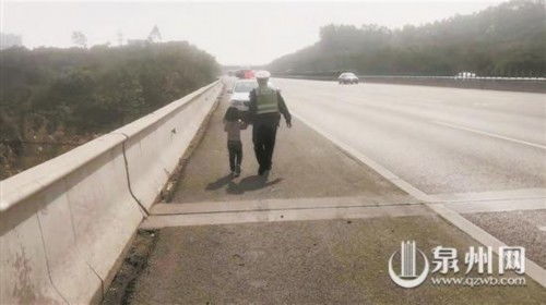 女孩站在高速公路应急车道上