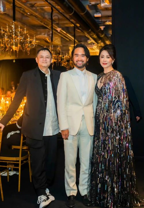 97岁李嘉诚携红颜知己周凯旋现身五月天演唱会，笑容灿烂引热议