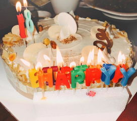 团队成员一起做蛋糕的场景