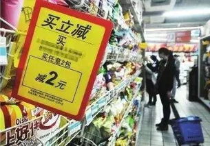 超市货架上摆放着打折促销的车厘子礼盒