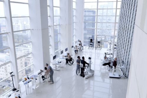 傅利叶团队在调试康复机器人