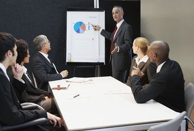 一群正在开会讨论的市场监管人员