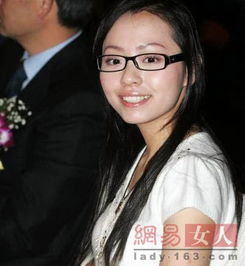 张靓颖眼镜造型好有味道，网友：这风格拿捏住了！