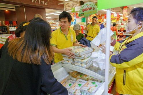 小女孩拿着钱在商场挑选水彩笔