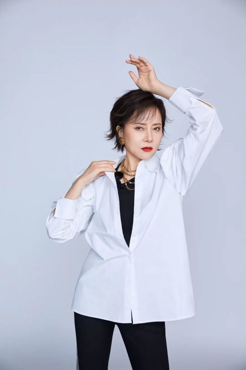 小女孩闻精油露出笑容<p>孩子的世界很简单，他们对爱的理解也很直接。他们不怕父母忙碌，只怕父母不在身边；他们不需要奢华的生活条件，只要一个温暖的拥抱。</p><h2>我们总是把最好的情绪留给外人</h2><p>很多成年人在职场中表现得无比成熟理性，却在面对至亲时变得任性、易怒，甚至冷漠。因为我们总觉得，“家人嘛，不会计较的”。</p><p>可正是这份“不计较”，才更值得我们去珍惜和感恩。</p><p>就像节目中孙俪的儿子等等说的那样：“有时我不想他们那么努力对我们那么用心，这样我会有压力，我就想他们在我身边。”</p><blockquote style=