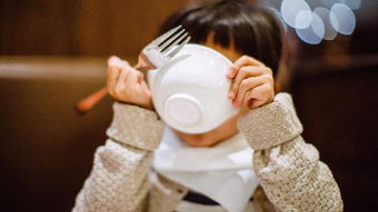 春晖妈妈为孩子喂饭