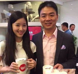 刘强东与网友Jeffery合影<p>另一位网友则提出了不同看法：“这种行为虽然有趣，但是否真的能提升品牌信任度？还是只是短暂的流量？”</p><h2 id=