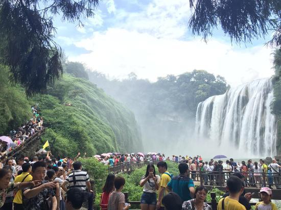 瀑布前的游客合影