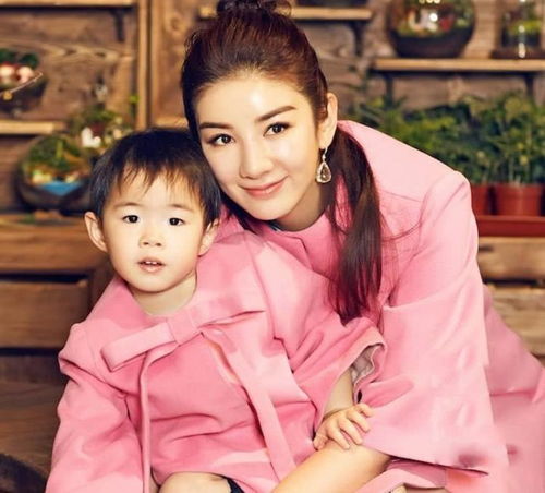 母女相拥的画面