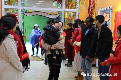 孩子们围坐在一起分享一天的收获