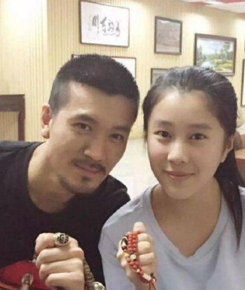 杨子晒22岁大女儿毕业照，父女情深引热议