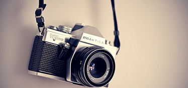 桌上摆放着撕拉片与复古相机的组合