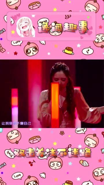 邓紫棋在舞台上深情演唱经典歌曲