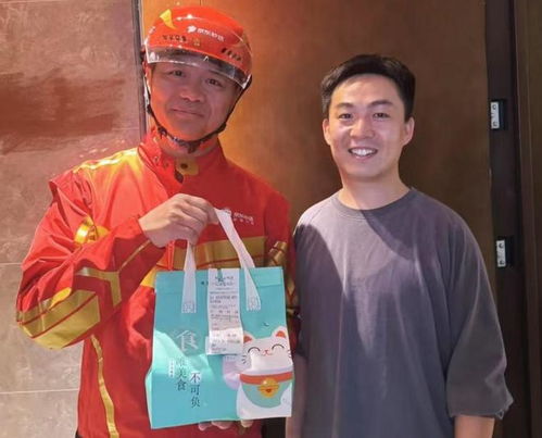 刘强东骑电动车送外卖合影<h2 id=