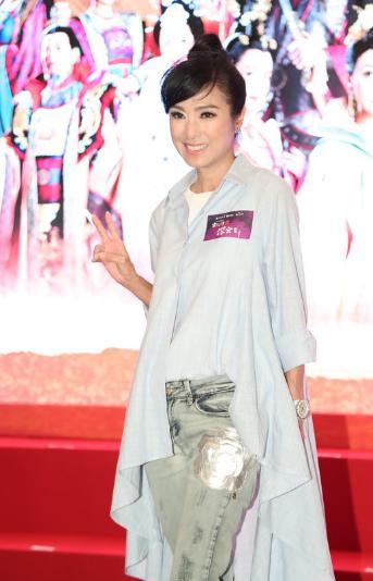 周迅出席活动时的光洁肌肤与紧致轮廓