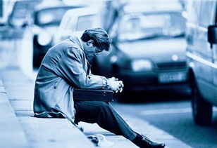 中年男子坐在家中发呆的场景