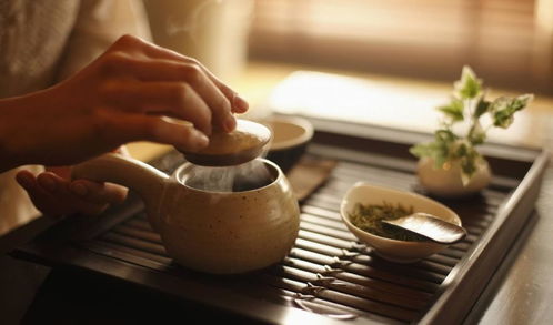 办公桌上放着一杯热茶和笔记本电脑