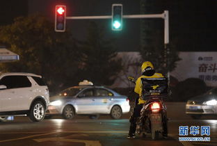 外卖员骑行在城市街头