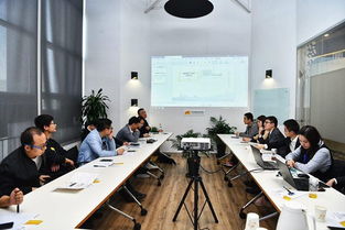 创业者在办公室讨论融资方案