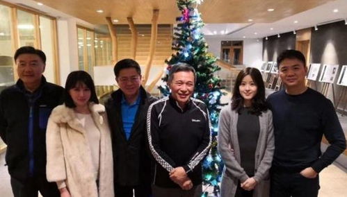 刘强东微笑面对镜头