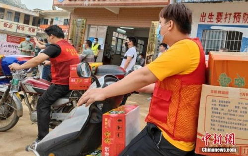 村民自发参与救援现场图