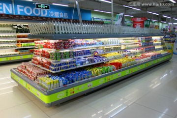 超市冷鲜柜中的金枪鱼产品