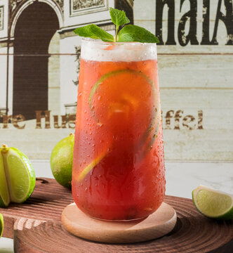 夜市中火爆的暴打柠檬茶小摊<p>然而，热度之下也暴露出一系列问题：无序竞争、虚假宣传、卫生隐患……如何在繁荣与秩序之间找到平衡点，成为摆在城市管理者面前的一道难题。</p><h2>结语：一场误会还是系统性问题？</h2><p>此次事件虽未坐实“城管授意摊贩收烟”的指控，但也暴露出执法过程中存在的沟通不当与监管漏洞。公众期待的是一个更加透明、公正、人性化的城市管理机制。</p><p>郑州作为一个正在快速发展的新一线城市，在夜市经济蓬勃发展的当下，如何做到既保障民生，又维护秩序，仍需不断探索与改进。</p><p>你是否也曾遇到过类似的夜市管理问题？欢迎在评论区留言分享你的看法。</p>                        </p>
                        <!-- E 正文 -->
                    </div>

                    <!-- S 付费阅读 -->
<!-- E 付费阅读 -->


                    <!-- S 点赞 -->
<div class=