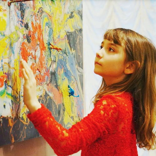 妈妈在画展前微笑