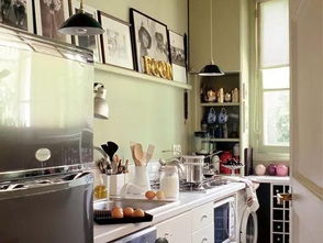 母亲正在厨房忙碌准备晚餐