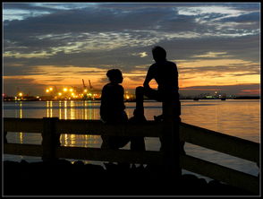 夕阳下几个人走出竹亭背影<br><br><p>或许，这也就是为什么我们会说：“陪看变陪哭”也不亏。</p>                        </p>
                        <!-- E 正文 -->
                    </div>

                    <!-- S 付费阅读 -->
<!-- E 付费阅读 -->


                    <!-- S 点赞 -->
<div class=