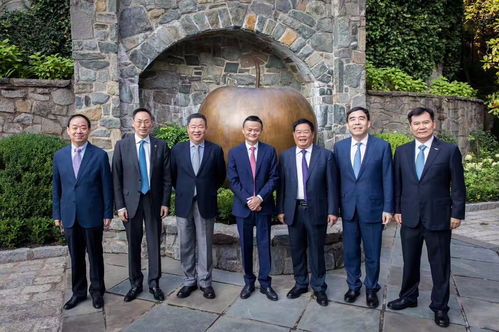 四位消费品牌创始人合影庆祝融资成功