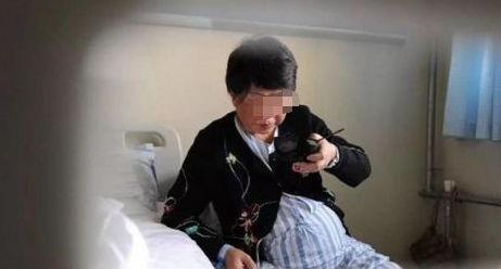 盛海琳在病房中照顾婴儿