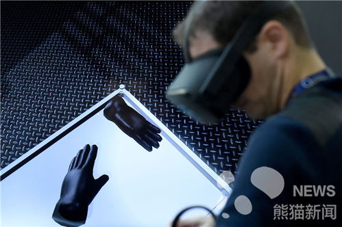 游客使用VR设备体验虚拟登山场景