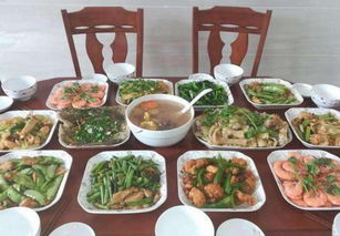 母亲为孩子准备饭菜的温馨场景