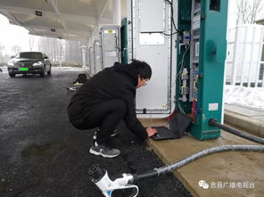 技术人员正在调试复杂的舞台灯光设备