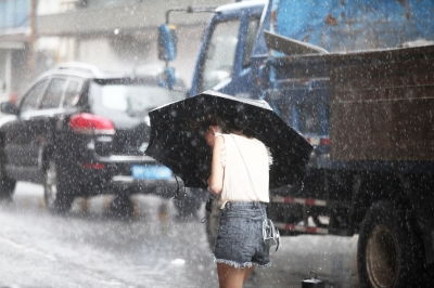 市民在雨中艰难行走