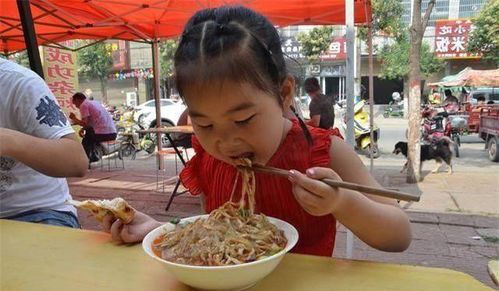 街头小吃摊位热气腾腾