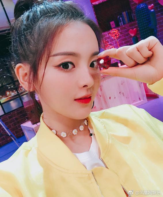 黄多多戴潜水镜自拍图