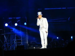 李嘉诚离开演唱会现场被媒体包围画面