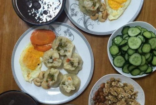 妈妈在厨房准备早餐