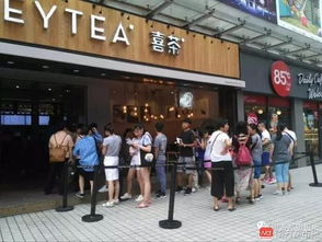 西湖景区门口的奶茶店排队盛况